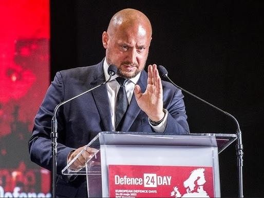 Szef Biura Bezpieczeństwa Narodowego Jacek Zdzisław Siewiera w biurze