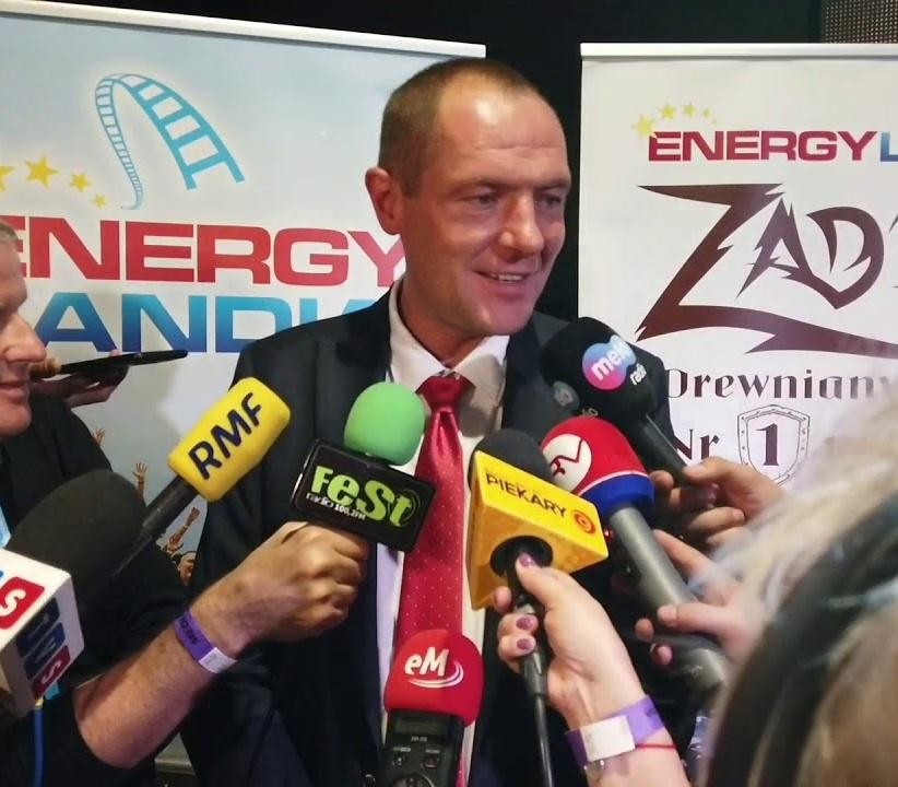 Właściciel Energylandii Marek Goczał na tle parku rozrywki.